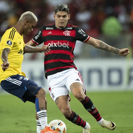 Ayrton Lucas, do Flamengo, em ação contra o Millonarios