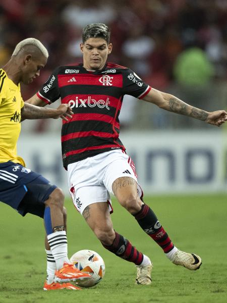 Ayrton Lucas, do Flamengo, em ação contra o Millonarios