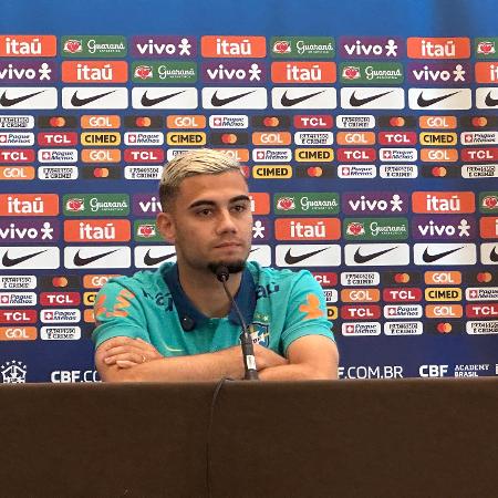 Andreas Pereira concede entrevista coletiva com a seleção brasileira