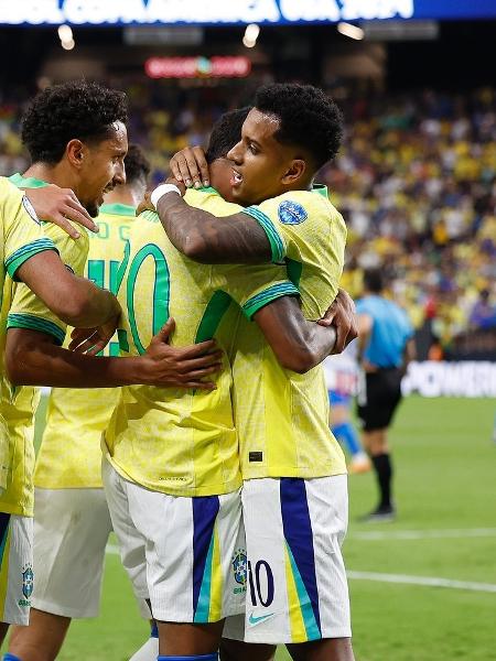 Savinho comemora seu gol pela seleção brasileira e é abraçado por Rodrygo - Rafael Ribeiro/CBF