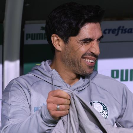 Abel Ferreira, técnico do Palmeiras, sorri durante jogo contra o Corinthians
