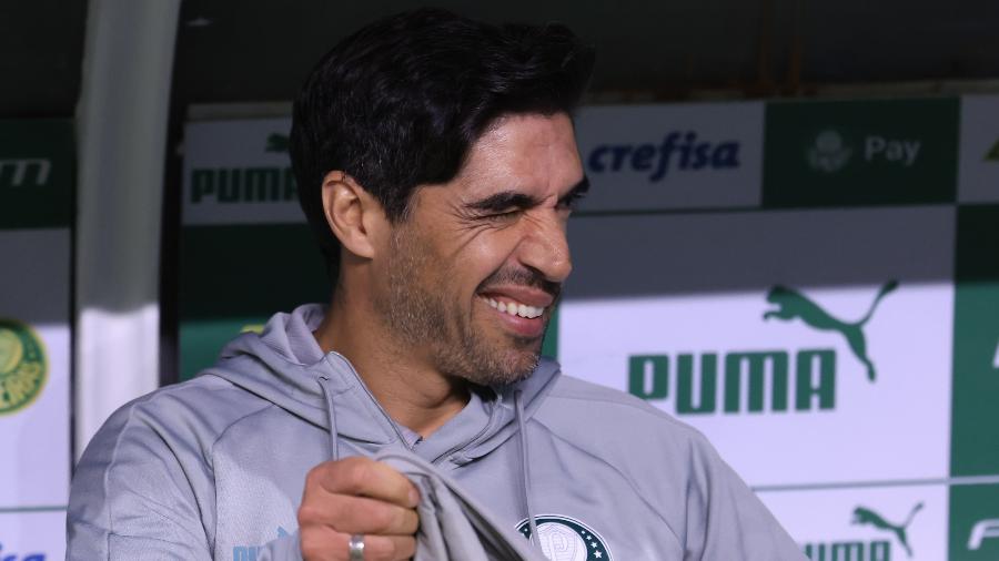 Abel Ferreira, técnico do Palmeiras, sorri durante jogo contra o Corinthians