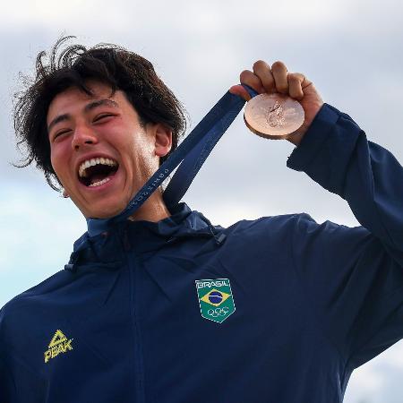 Augusto Akio, o Japinha, com a medalha de bronze do skate park em Paris 2024