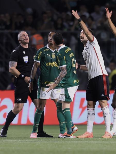 Jogadores de Flamengo e Palmeiras com o árbitro Anderson Daronco