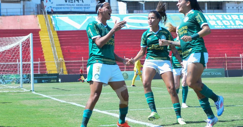 Amanda Gutierres e as palestrinas comemoram gol marcado contra o Corinthians