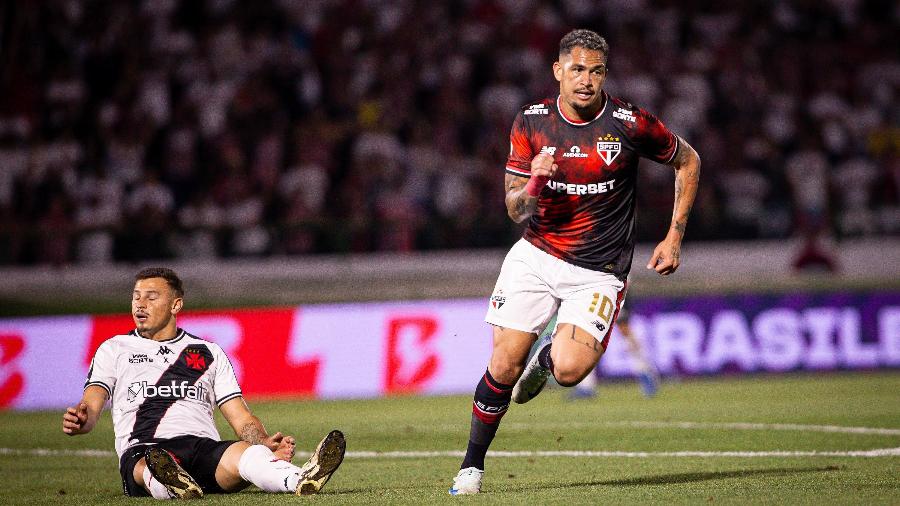 Luciano, do São Paulo, comemora gol sobre o Vasco em jogo do Campeonato Brasileiro