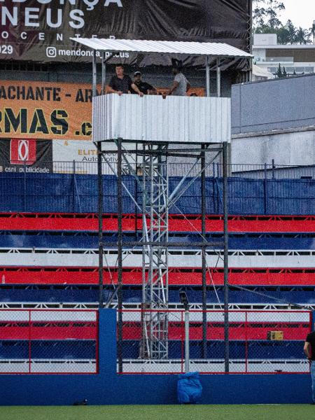 Nova estrutura construída ao redor da cabine de transmissão do estádio Augusto Bauer, do Carlos Renaux, utilizado pelo Brusque