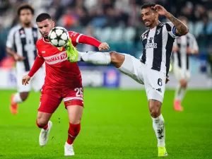 Danilo é expulso, Juventus leva gol nos acréscimos e perde do Stuttgart