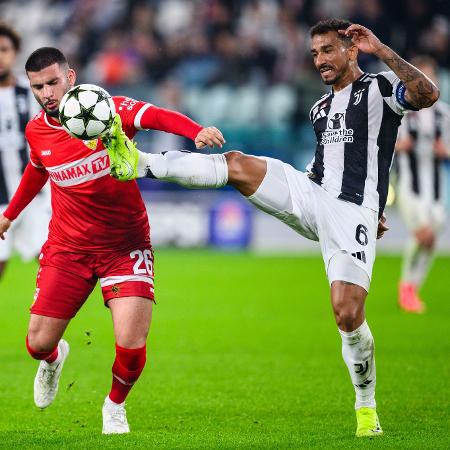 Danilo cometeu pênalti e tomou vermelho em derrota amarga dos italianos - Tom Weller/picture alliance via Getty Images