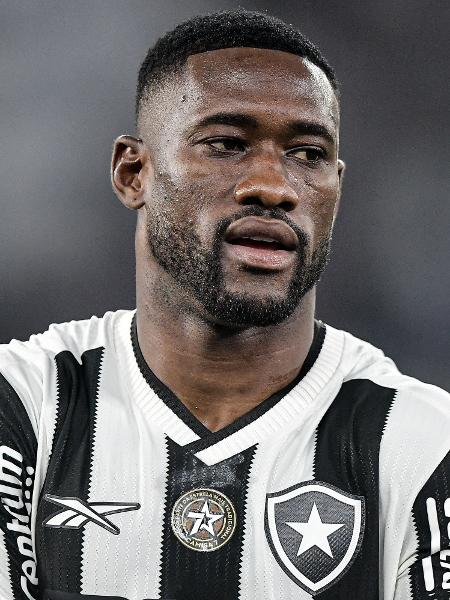 Zagueiro angolano Bastos está fora do jogo entre Botafogo e Pachuca, pela Copa Intercontinental