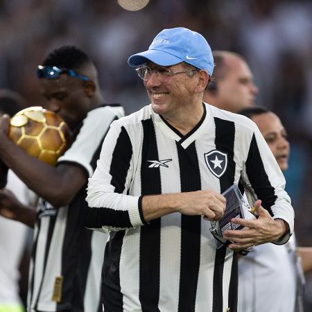 John Textor, CEO da SAF do Botafogo, comemora o título do Brasileirão