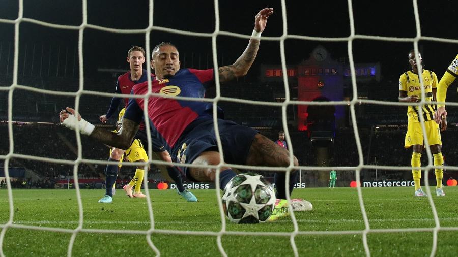 Raphinha finaliza para marcar em jogo entre Barcelona e Borussia Dortmund na Champions