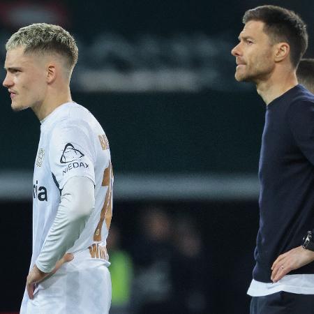 Xabi Alonso, técnico do Bayer Leverkusen, e o meia-atacante Florian Wirtz durante partida contra St Pauli pelo Campeonato Alemão. Xabi Alonso, técnico do Bayer Leverkusen, e o meia-atacante Florian Wirtz durante partida contra St Pauli pelo Campeonato Alemão.