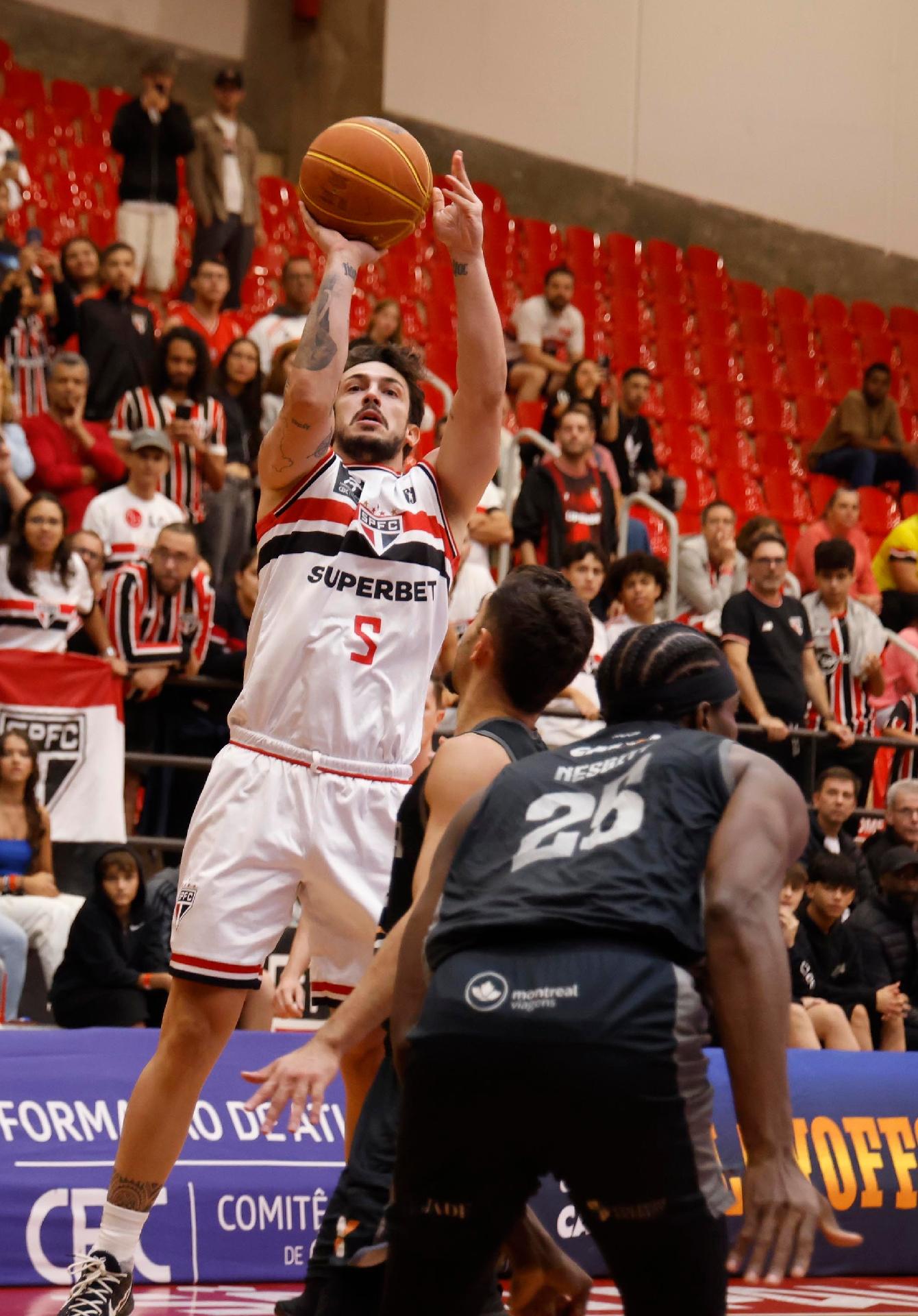 Fischer faz arremesso para o São Paulo em jogo das oitavas de final do NBB - undefined
