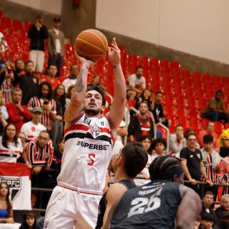 Fischer faz arremesso para o São Paulo em jogo das oitavas de final do NBB Fischer faz arremesso para o São Paulo em jogo das oitavas de final do NBB