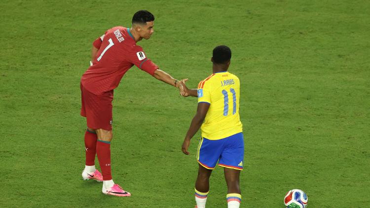 Cristiano Ronaldo, de Portugal, e Arias, da Colômbia, se cumprimentam durante jogo