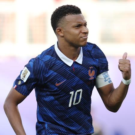 Mbappé comemora gol em França x Paraguai, duelo da Copa do Mundo