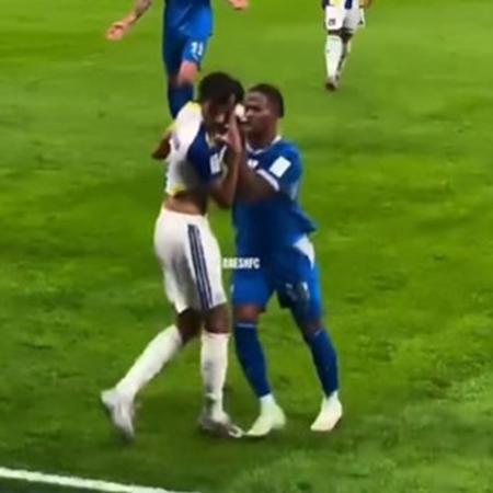 Atacante da Holanda se irrita, joga rival para fora do campo e é expulso