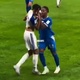 Atacante da Holanda se irrita, joga rival para fora do campo e &eacute; expulso