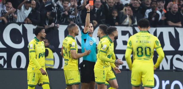 Panorama: Reinaldo critica expulsão contra o Corinthians e cita ameaça a árbitros