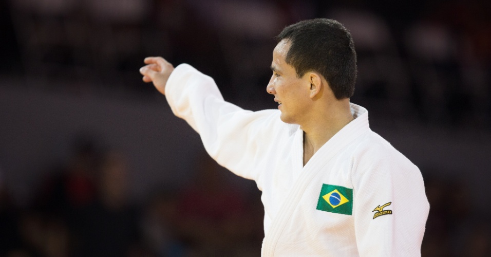 O brasileiro Felipe Kitadai vence sua primeira luta contra Futtinico no judô, em Toronto-2015
