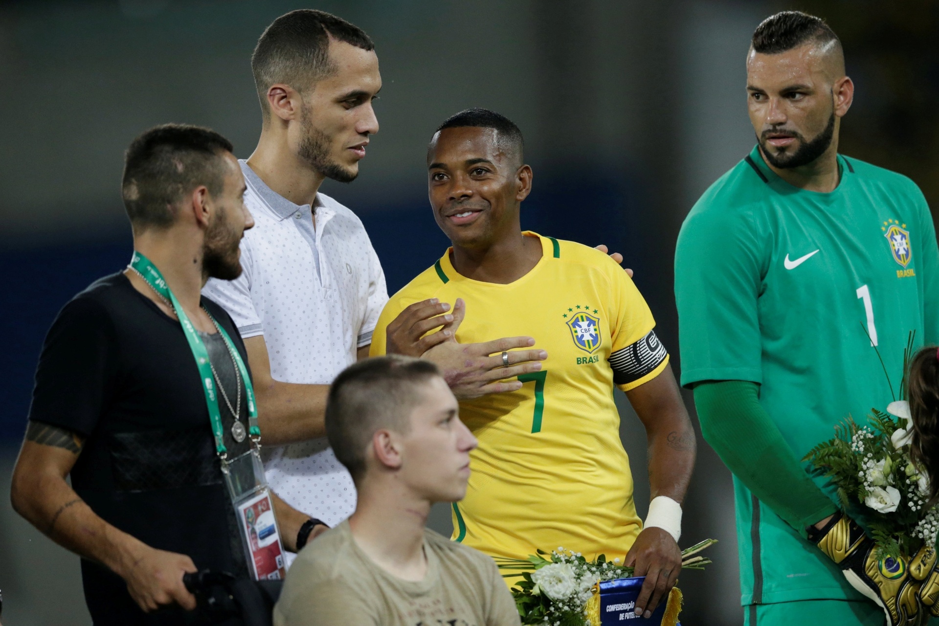 Capitão da seleção no amistoso, Robinho cumprimenta o zagueiro Neto e o lateral Alan Ruschel antes da partida - REUTERS/Ueslei Marcelino