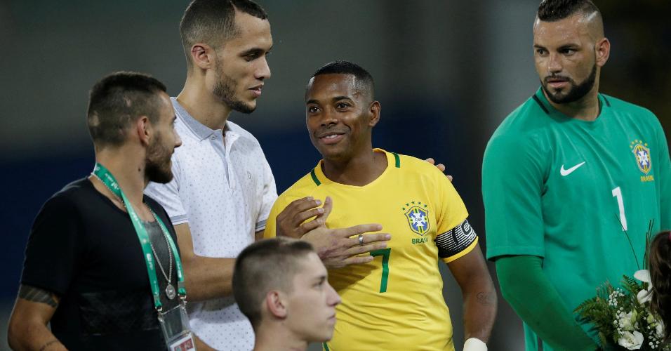 Capitão da seleção no amistoso, Robinho cumprimenta o zagueiro Neto e o lateral Alan Ruschel antes da partida