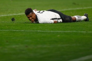 Jô vê Corinthians mal nas finalizações: Não é normal perder tantos gols