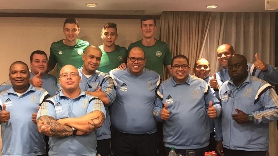 Cristiano Oliveira, ao centro, segurança do Palmeiras, com colegas  - Reprodução