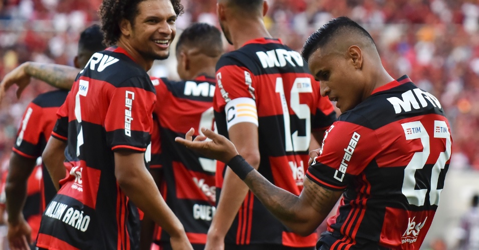 Resultado de imagem para Fla vence Flu com gol em falha de zagueiro e fica a um empate do 34° título