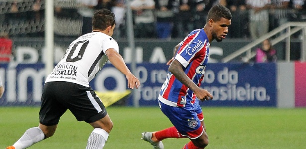 Matheus Reis em ação pelo Bahia contra o Corinthians; lateral interessa a Ceni - Daniel Vorley/AGIF