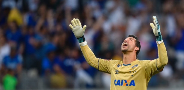 Fábio em ação pelo Cruzeiro; goleiro cogitou jogar mesmo após a morte do pai - Pedro Vilela/Getty Images