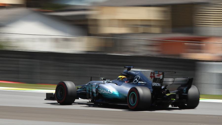 Lewis Hamilton acelera durante o segundo treino livre no autódromo de Interlagos - Clive Mason/Getty Images