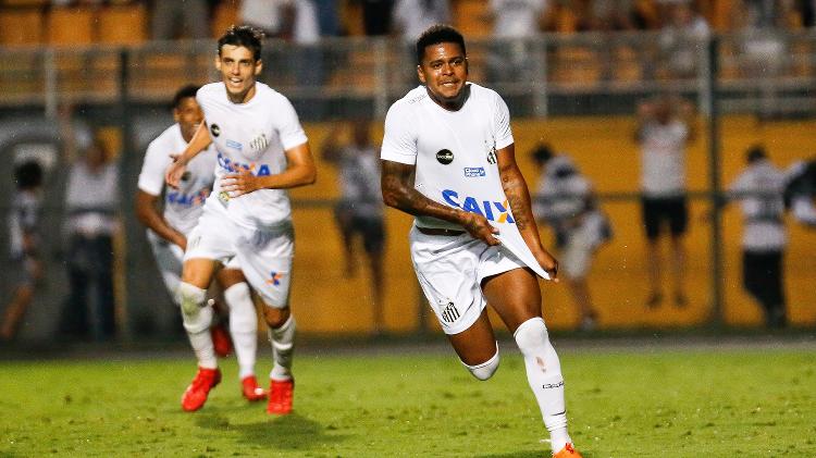 Diogo Vitor celebrates Santos' draw against Corinthians - Léo Pinheiro/Framephoto/Estadão Content - Léo Pinheiro/Framephoto/Estadão Content