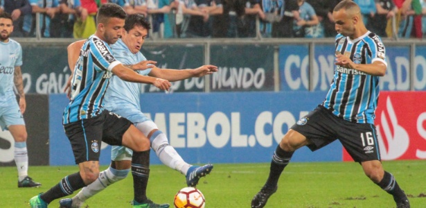 Thaciano e Matheus Henrique apertam marcação durante duelo entre Grêmio e Atlético Tucumãn - Lucas Sabino/AGIF - Lucas Sabino/AGIF