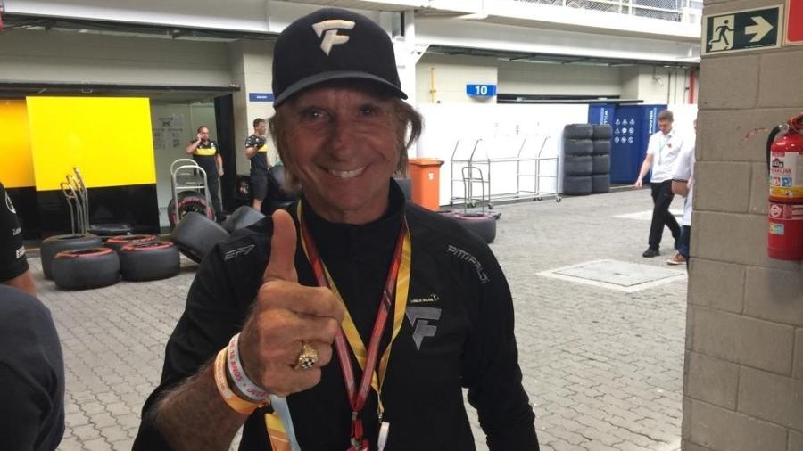 Emerson Fittipaldi vai ao treino de classificação do GP do Brasil em Interlagos - Luiza Oliveira/UOL
