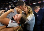 Gisele Bündchen vibra com 6º Super Bowl de Brady e beija marido em campo - Kevin C. Cox/Getty Images/AFP