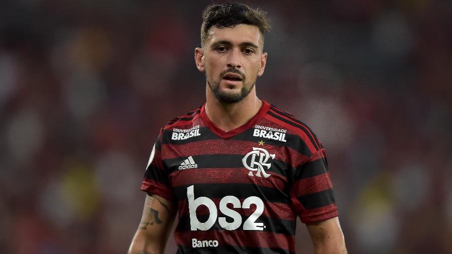 O meia Arrasceta estará em campo pelo Flamengo na tarde de hoje - Thiago Ribeiro/Agif