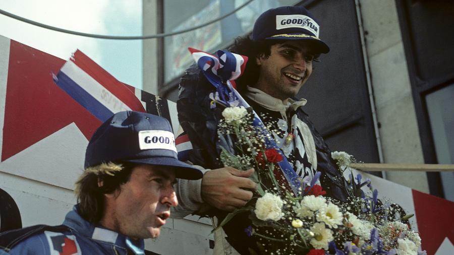 Nelson Piquet sorri ao vencer e receber a coroa de louros, símbolo da F-1 do começo dos anos 1980 - Bernard Cahier/Getty Images