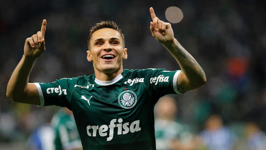 Raphael Veiga, do Palmeiras, comemora seu gol durante partida contra o Godoy Cruz (ARG) pela Copa Libertadores -  Daniel Vorley/AGIF