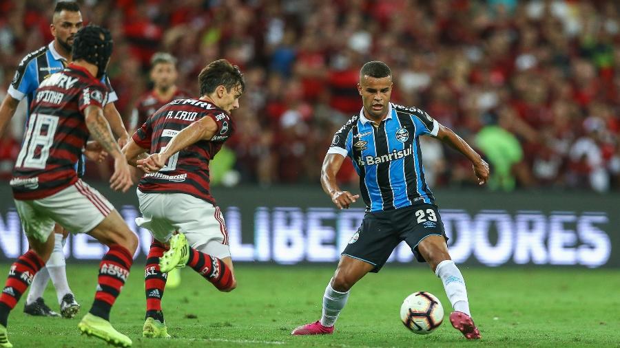 Alisson, do Grêmio, domina a bola sob olhar de Rodrigo Caio, do Flamengo - LUCAS UEBEL/GREMIO FBPA