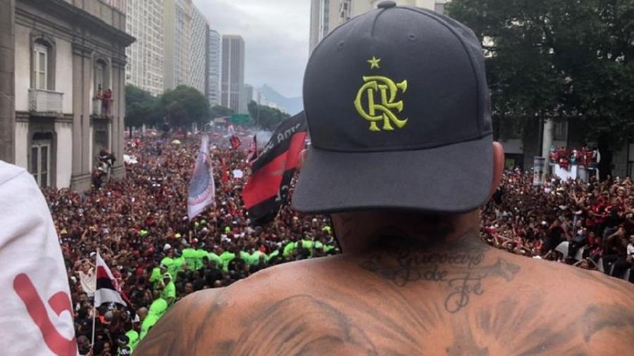 Gabigol comandou a festa com a torcida nas ruas do Rio de Janeiro - Divulgação/CR do Flamengo