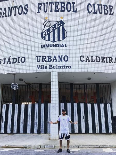 Neymar, em frente à Vila Belmiro, estádio do Santos - Reprodução/ Instagram