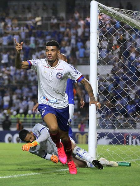 Juninho, do Bahia, comemora seu gol durante partida contra o CSA - Itawi Albuquerque/AGIF