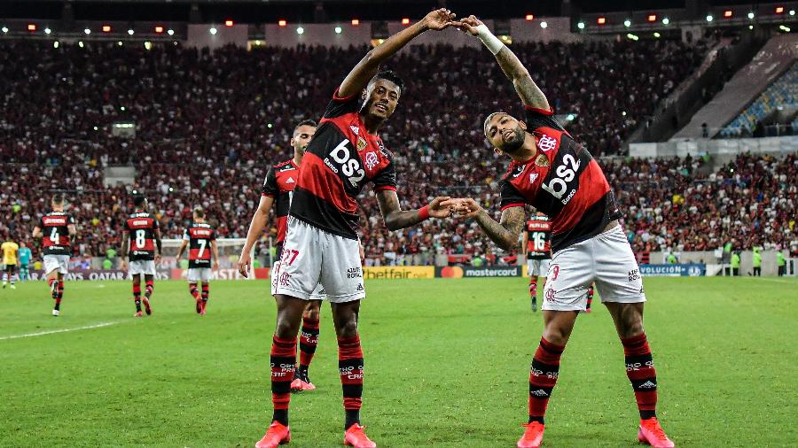 Bruno Henrique comemora com Gabriel gol diante do Barcelona-EQU pela Libertadores. Clube estuda transmissão de próximo jogo - Thiago Ribeiro/AGIF