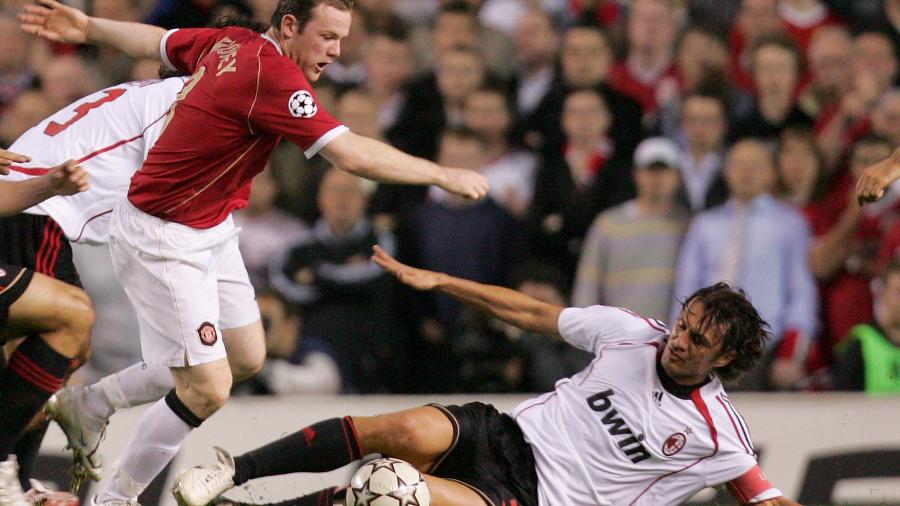 Paolo Maldini desarma Wayne Rooney em partida da Liga dos Campeõe - John Peters/Manchester United via Getty Images