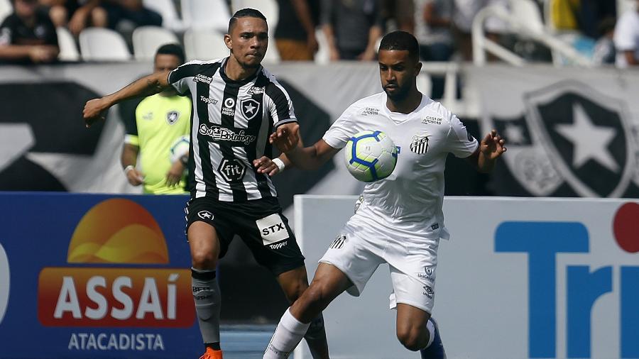 Luiz Fernando, do Botafogo, e Jorge, do Santos, em jogo no Nilton Santos, pelo Brasileiro de 2019 - Vitor Silva / Botafogo