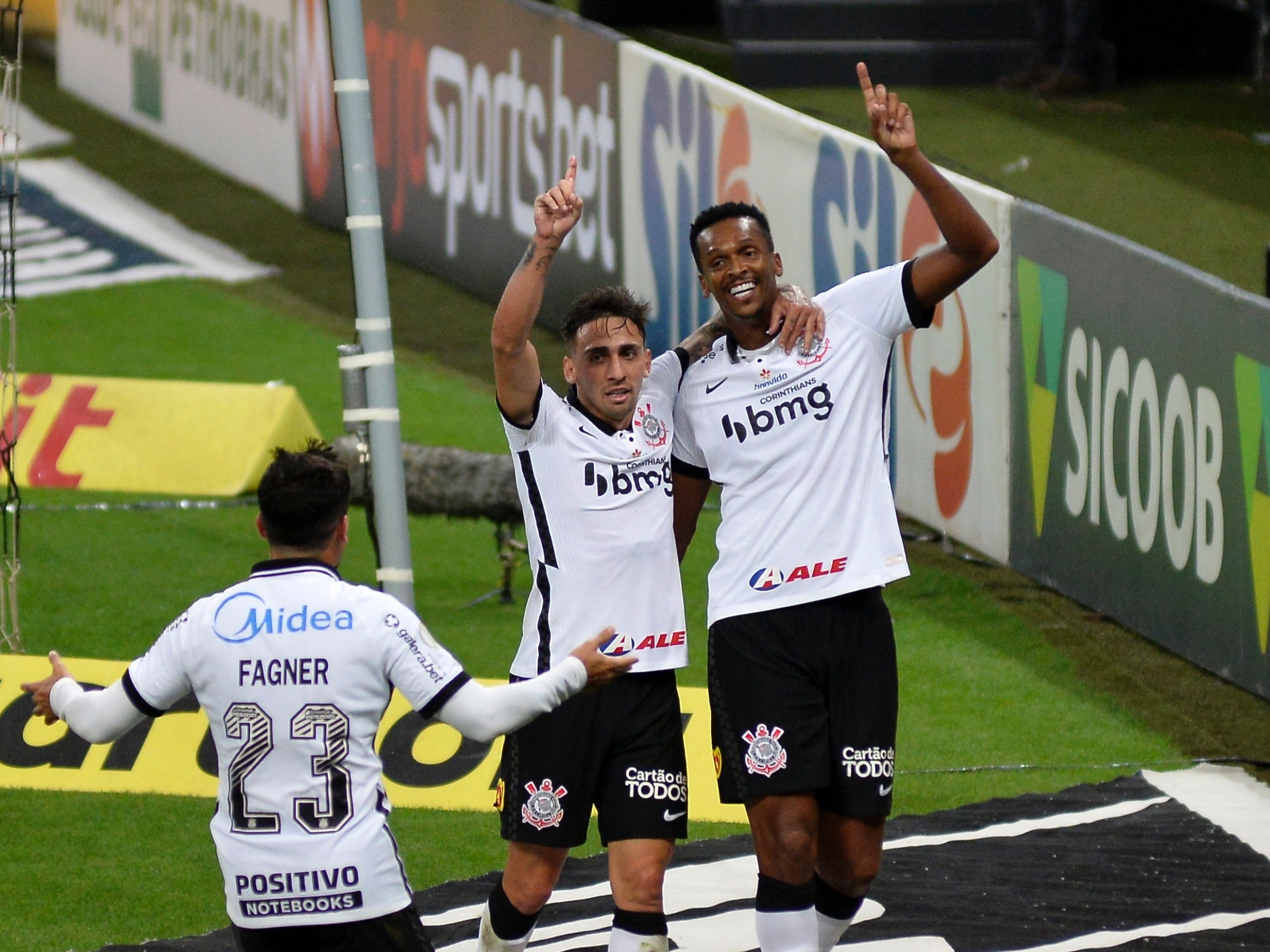 Corinthians surpreende e goleia Fluminense – Agora Laguna