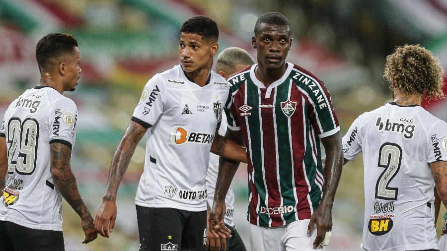 Frazan, zagueiro do Fluminense, em duelo com o Atlético-MG - Lucas Merçon / Fluminense F.C