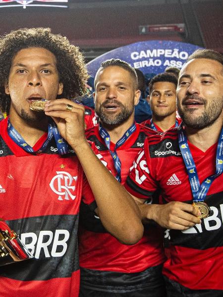 Willian Arão, Diego e Everton Ribeiro festejam título do Brasileiro de 2020 pelo Flamengo - Alexandre Vidal/Flamengo